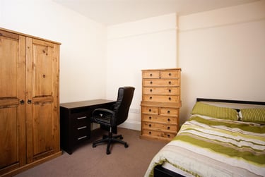 3 bed flat, Addison Road - Flat 2, North Hill, Plymouth, PL48LL - Image 1